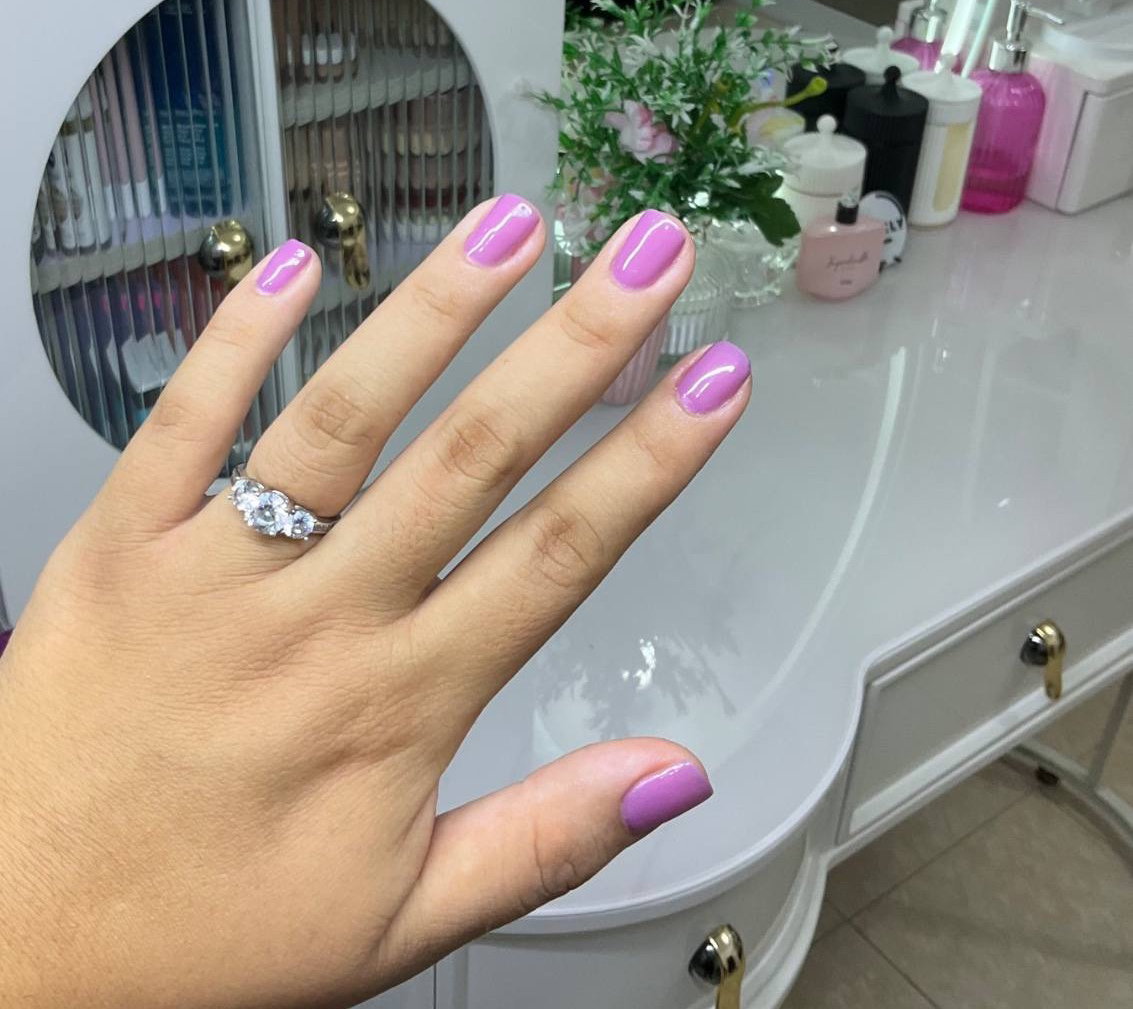 Aplicación de uñas y pestañas